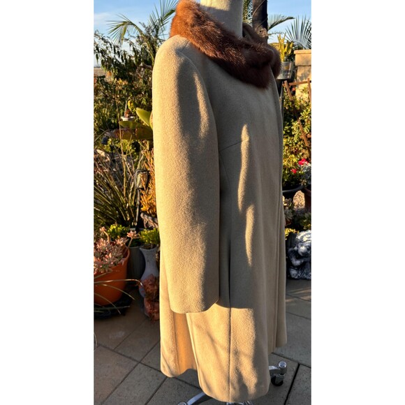 Lou Green Original Fur Collar Beige coat from the 1950s or 1960s. - Picture 2 of 10